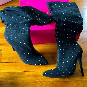 Beautiful high heels boots!